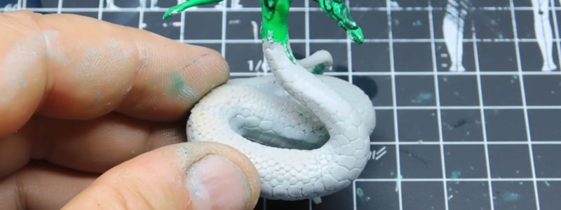 Comment décaper la peinture d'une figurine en plastique avec le Paint Remover.